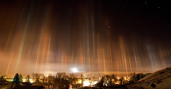 Photographer Captures Amazing Light Pillars In Northern Ontario