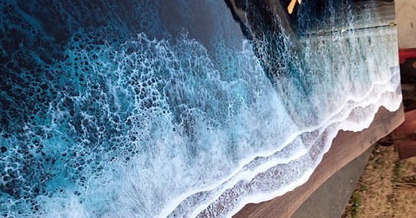 These Artists Create Mesmerizing Tables That Look Like They're Being Washed By An Ocean Wave
