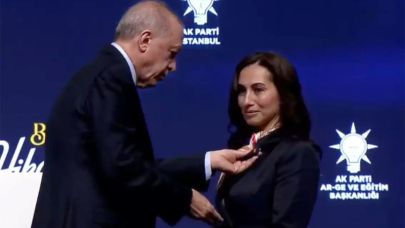 Chp’nin ikinci Özlem’i de Akp’ye geçti! Erdoğan rozetini taktı