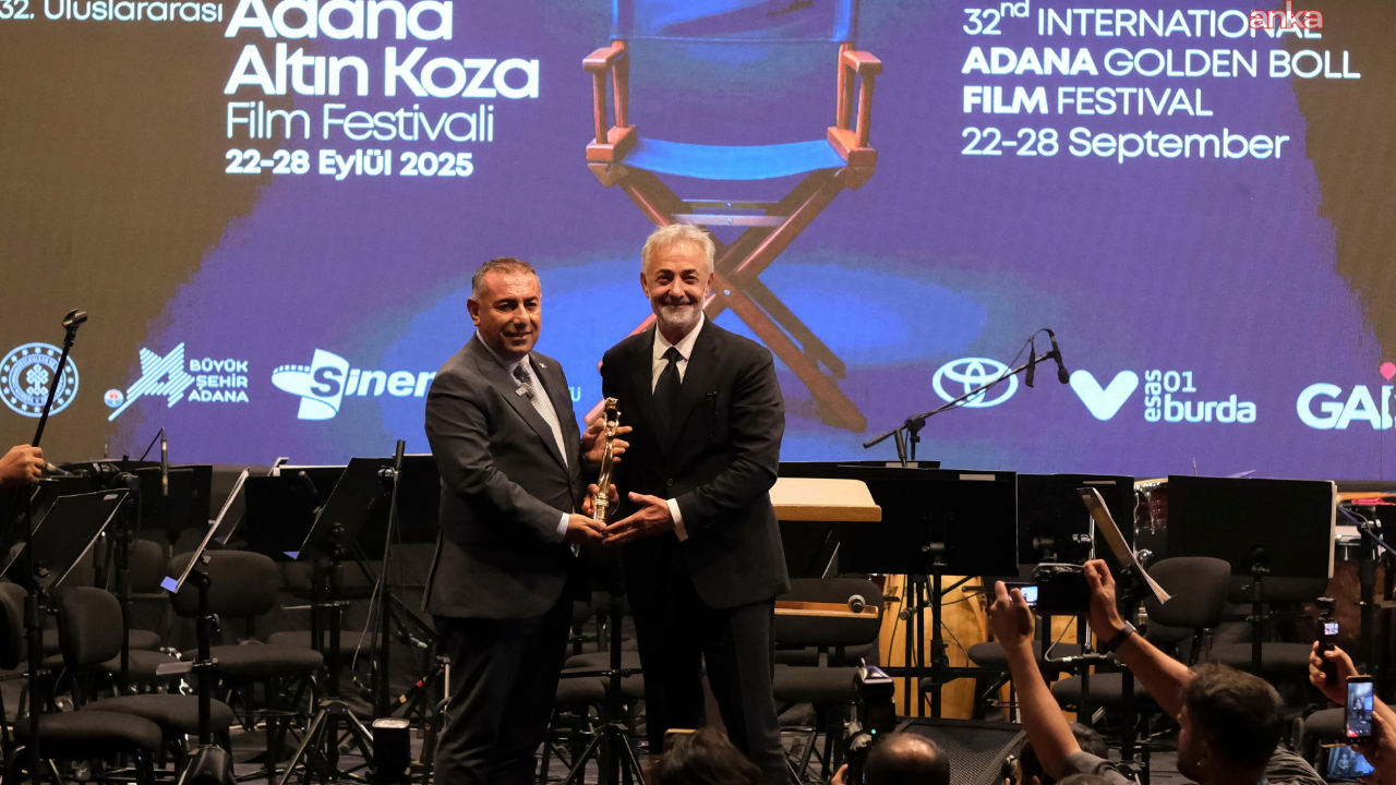 Mehmet Aslantuğ, Altın Koza Onur Ödülü’nü  Karalar’a adadı