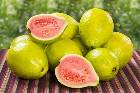 Guava: The Sweet Tropical Fruit That Naturally Supports Healthy Blood Sugar Levels