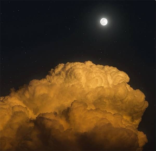 Why the Moon Turns Fiery at Sunset: The Science Behind a Rare Atmospheric Spectacle
