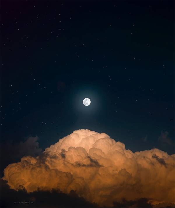 Why the Moon Turns Fiery at Sunset: The Science Behind a Rare Atmospheric Spectacle