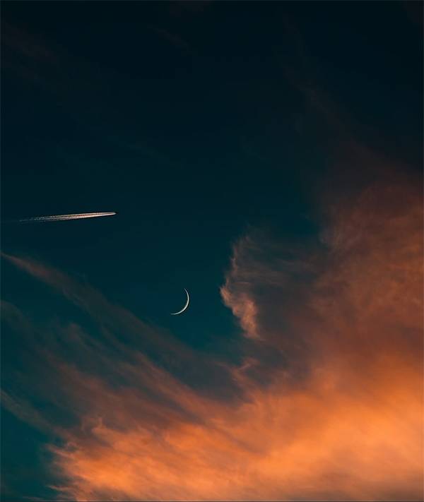 Why the Moon Turns Fiery at Sunset: The Science Behind a Rare Atmospheric Spectacle