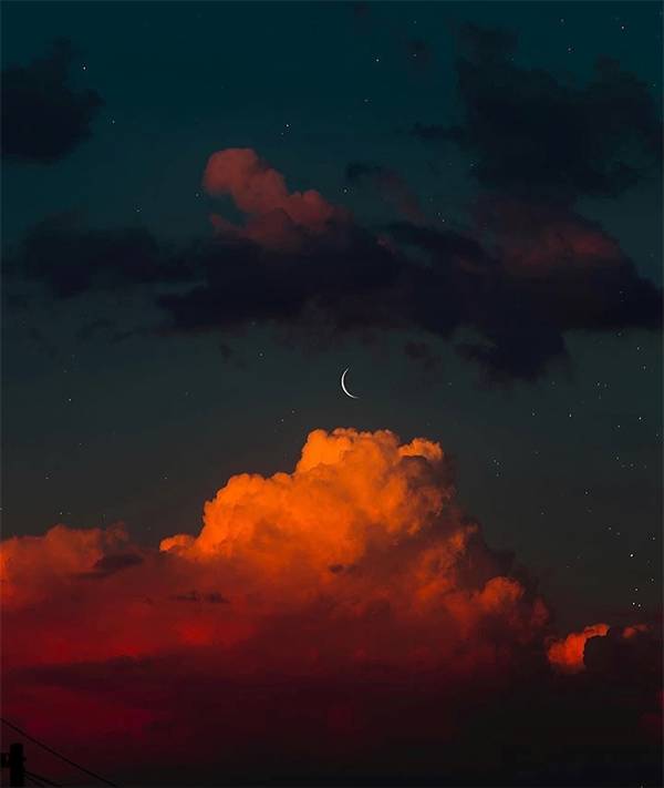 Why the Moon Turns Fiery at Sunset: The Science Behind a Rare Atmospheric Spectacle