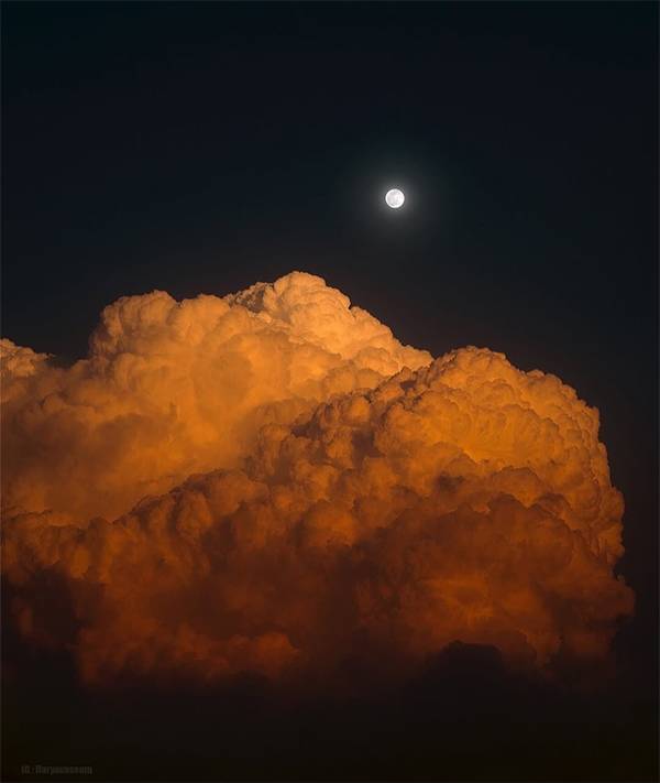 Why the Moon Turns Fiery at Sunset: The Science Behind a Rare Atmospheric Spectacle