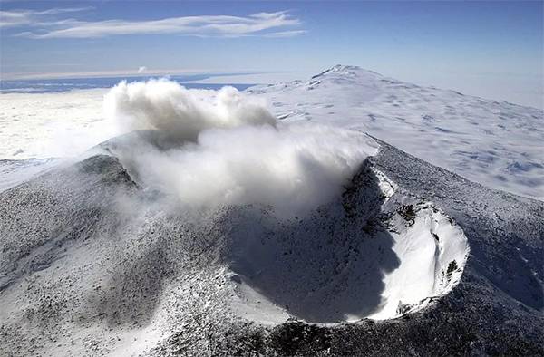 Hidden Fire Under Ice: Do Antarctica’s Buried Volcanoes Threaten the World’s Largest Ice Sheet?