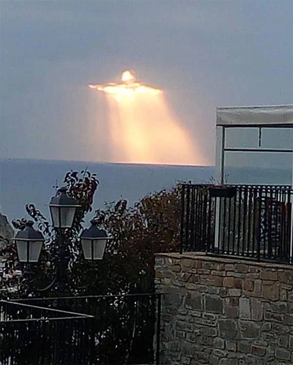 Glowing figure in the clouds stuns Italy as man captures Christ the Redeemer–like vision at sunset