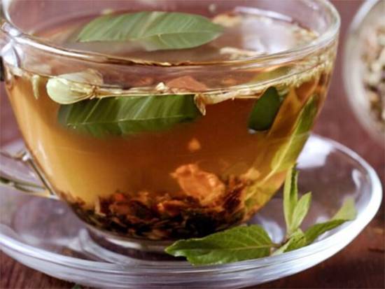 Bay Leaf and Clove Tea: A Cozy Two-Ingredient Remedy for Digestion and Calm